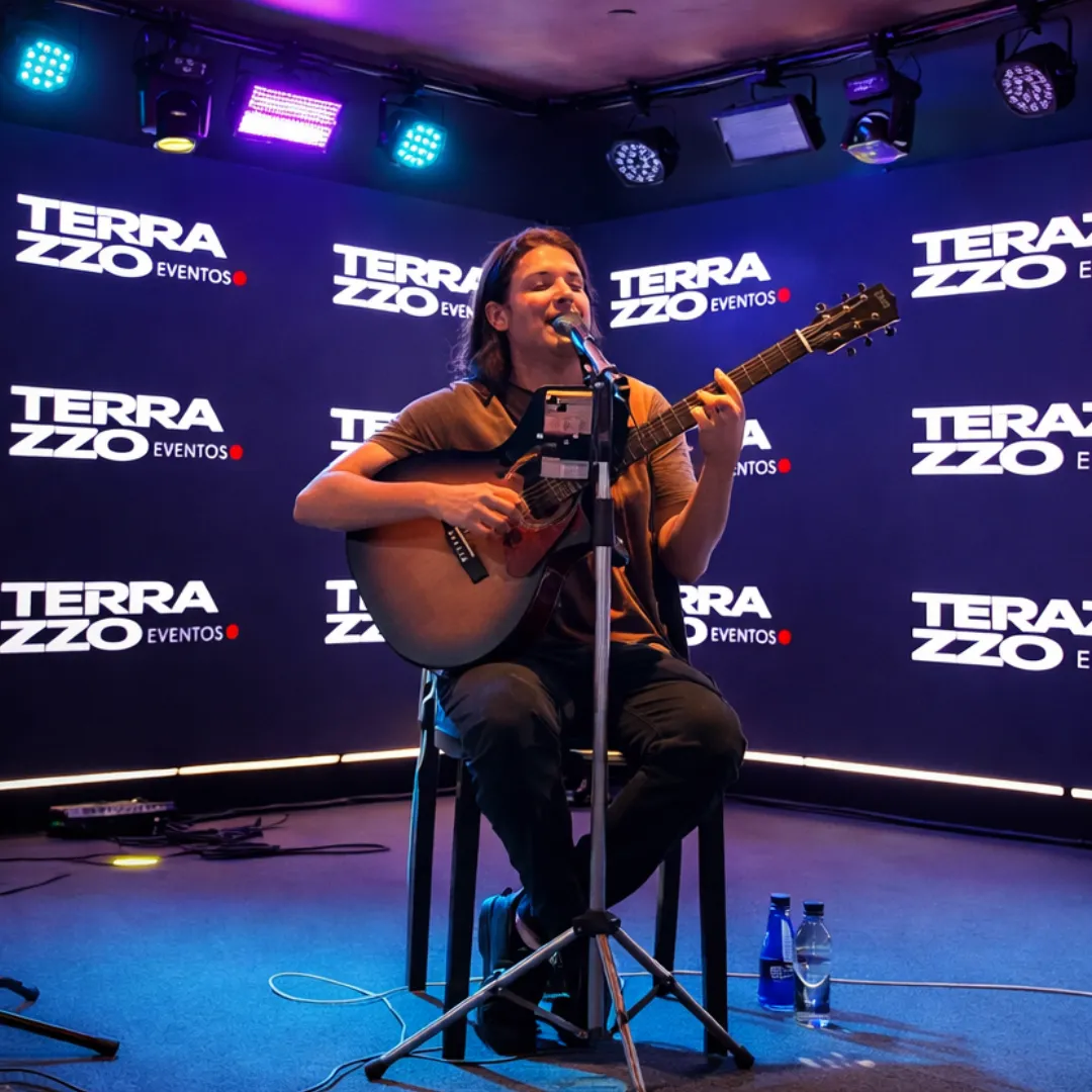 bar com vista foz do iguaçu, Área externa do Terrazzo Lounge Bar com mesas e decoração moderna